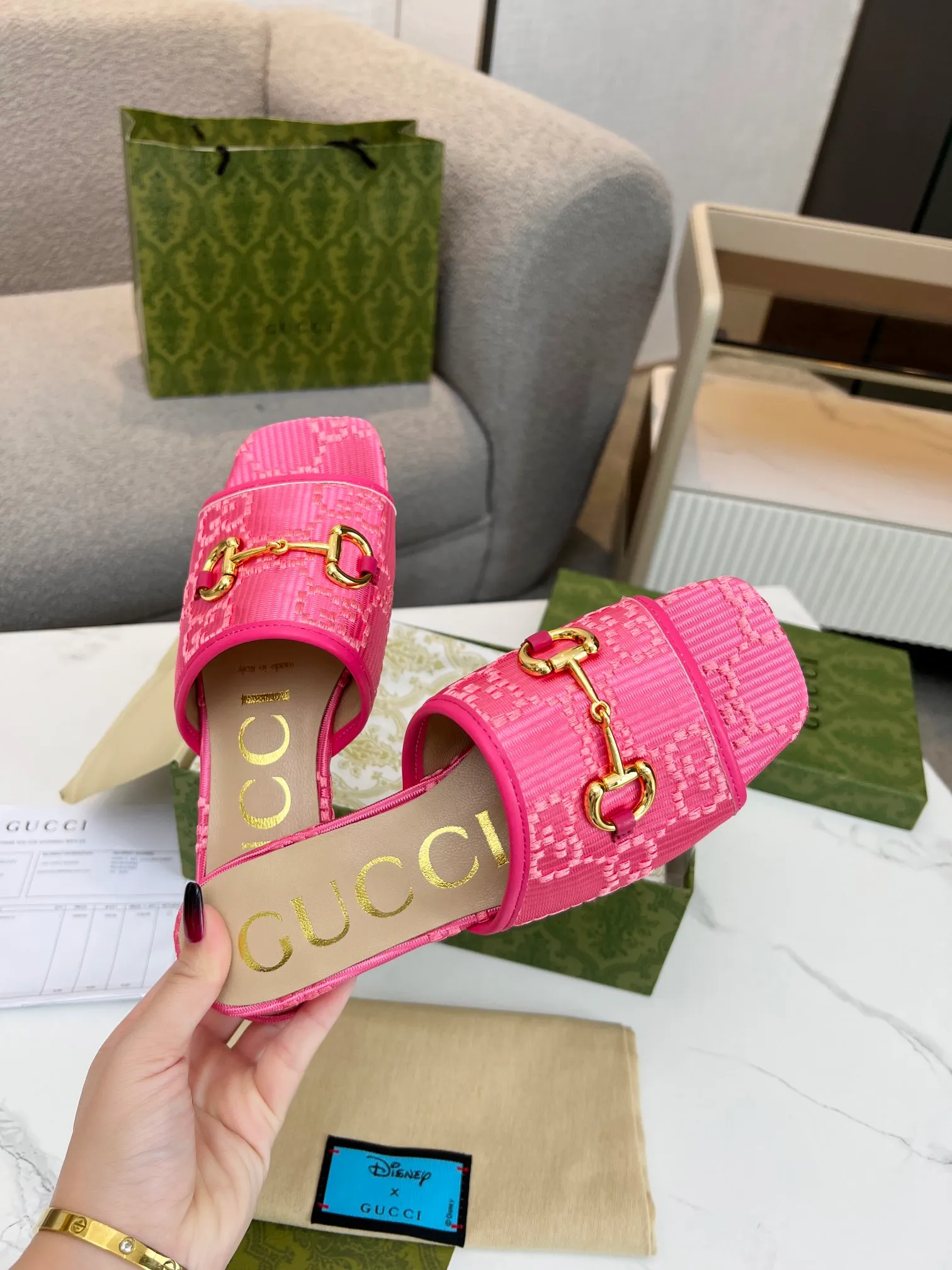 👟👟Ex-factory price 320👟👟 Genuine leather sole +30 👑GUCCI official website's latest hot model, the North Face cooperation model 2023 spring and summer sandals, top quality sale Purchase genuine product development. The material and craftsmanship are consistent with the original version (welcome to compare) Upper: Original jacquard double G cloth ➕Electric embroidery font ~ One-word upper Lining: Mixed sheepskin Outsole: Italian private mold rubber outsole Bottom thickness: flat Size number: 35-43